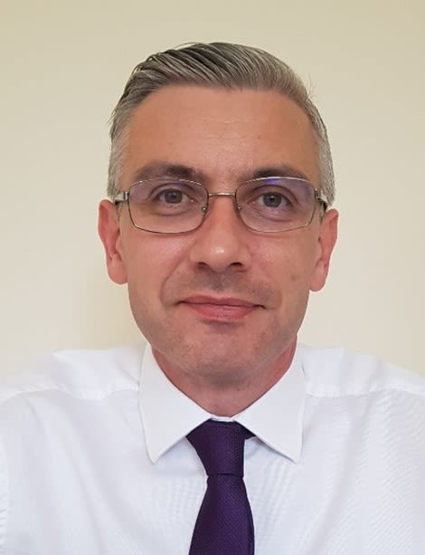 Head and shoulders picture of Robert in shirt and tie